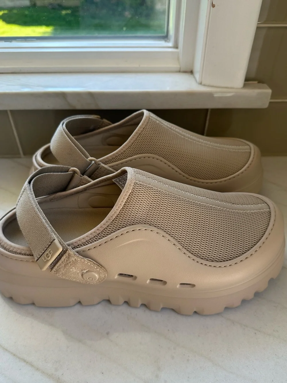 Men’s UGG Peak Mod Mules in Beige Size 11 mint condition